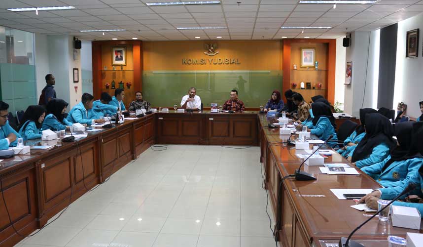 Mahasiswa FH UMS Kunjungi KY