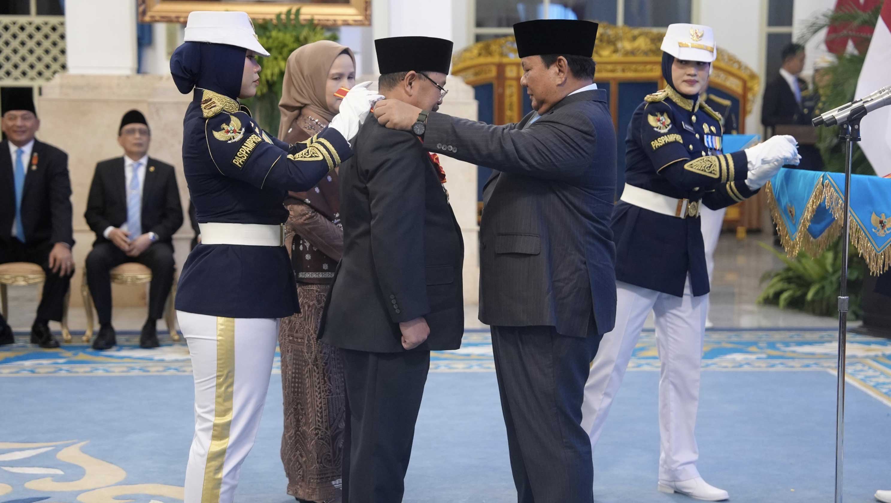 Presiden Prabowo Anugerahkan Tanda Kehormatan RI kepada Ketua KY