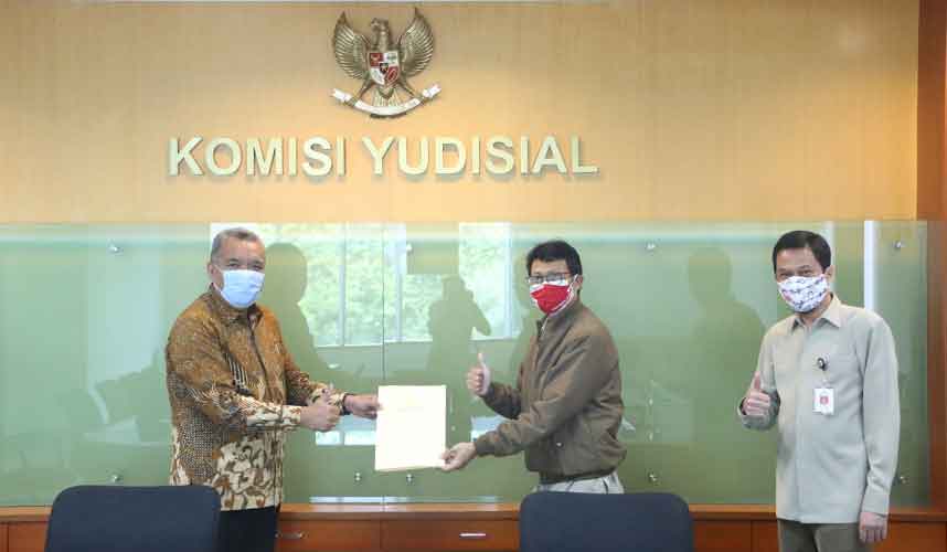 Jalankan Putusan PTUN Jakarta, PPID KY Serahkan Dokumen ke Pengacara David Tobing