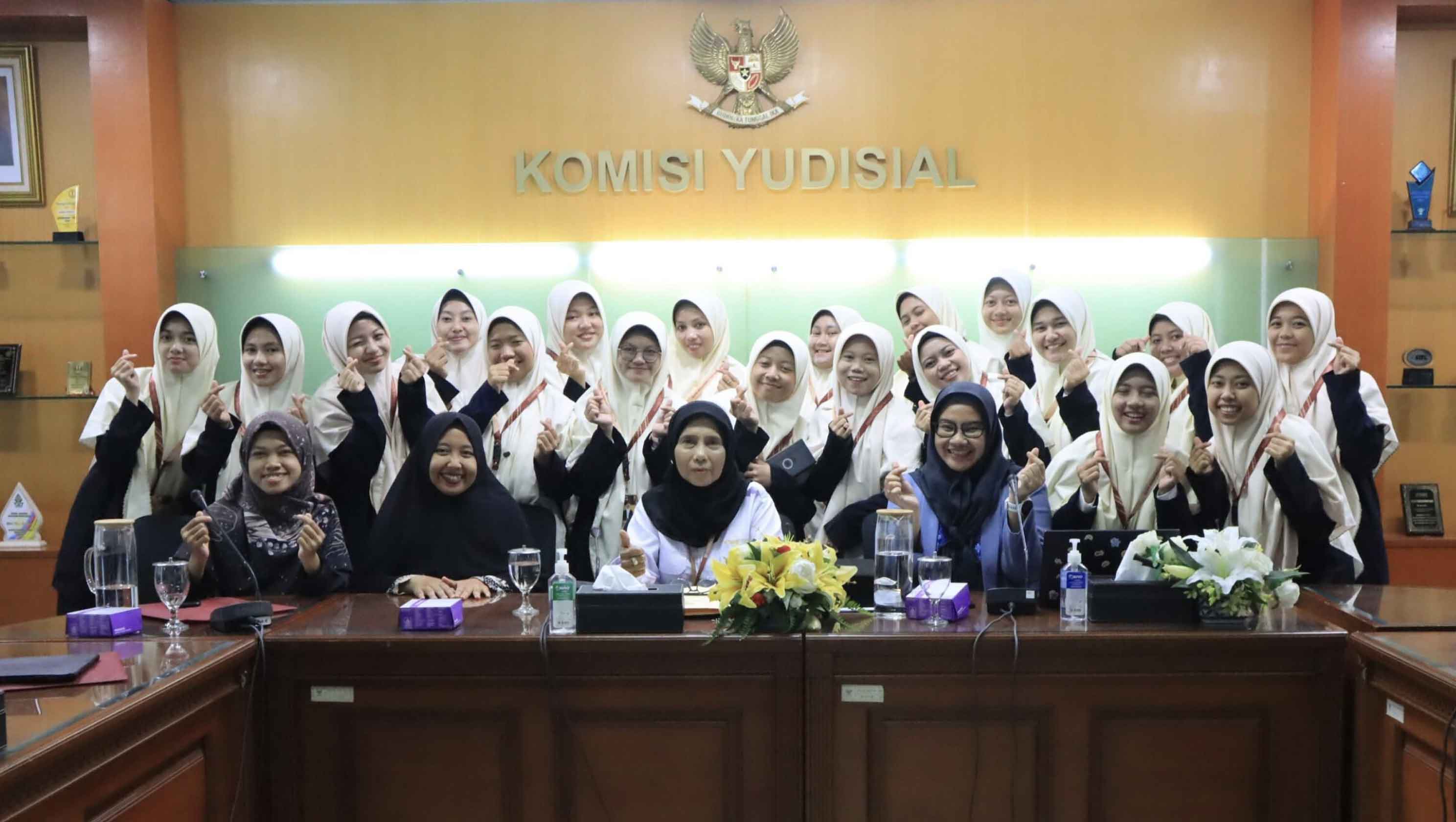 KY Terima Kunjungan Mahasiswa Fakultas Syari’ah UNIDA Gontor