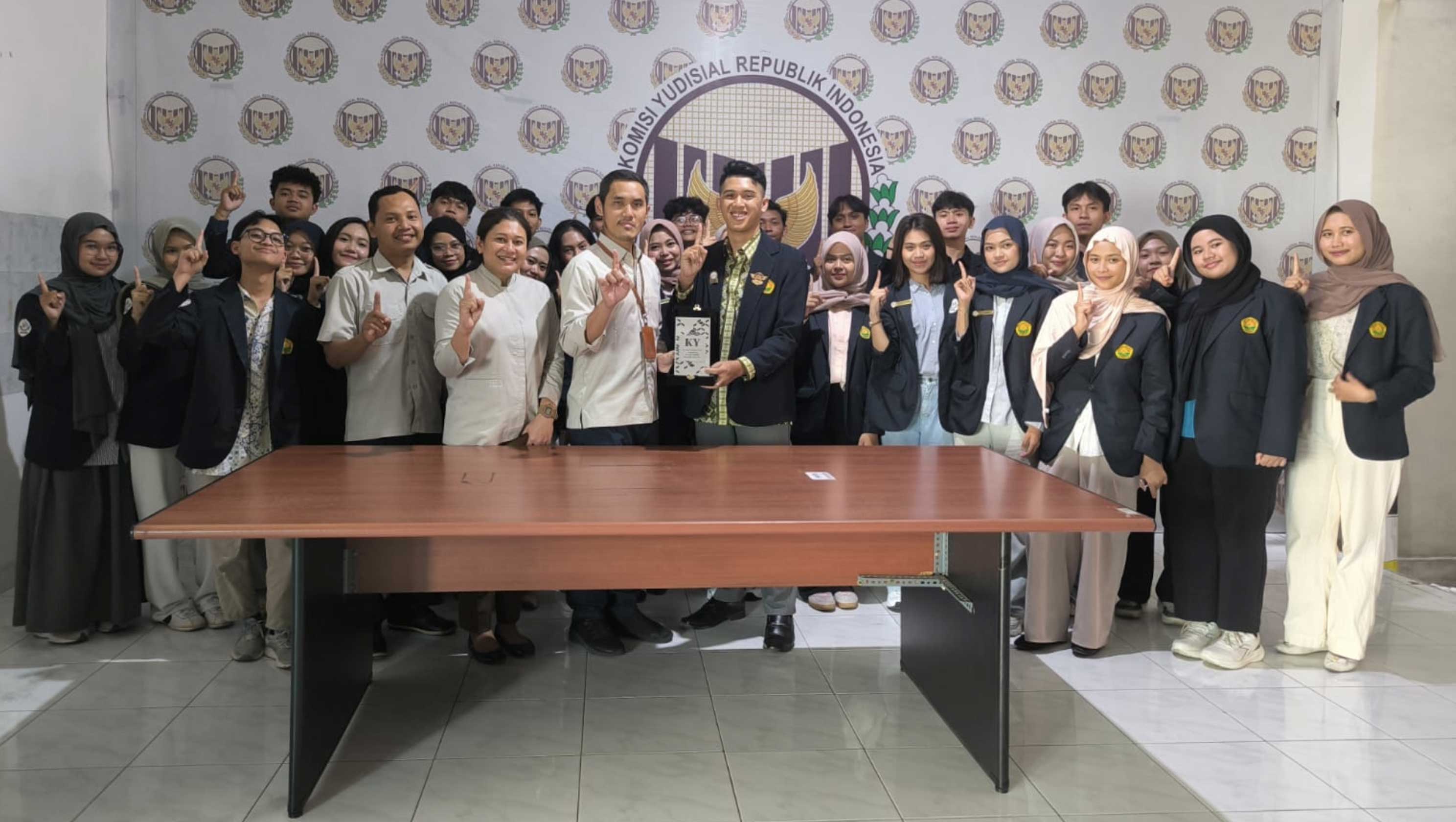 Penghubung KY Jatim Terima Kunjungan Mahasiswa ALSA