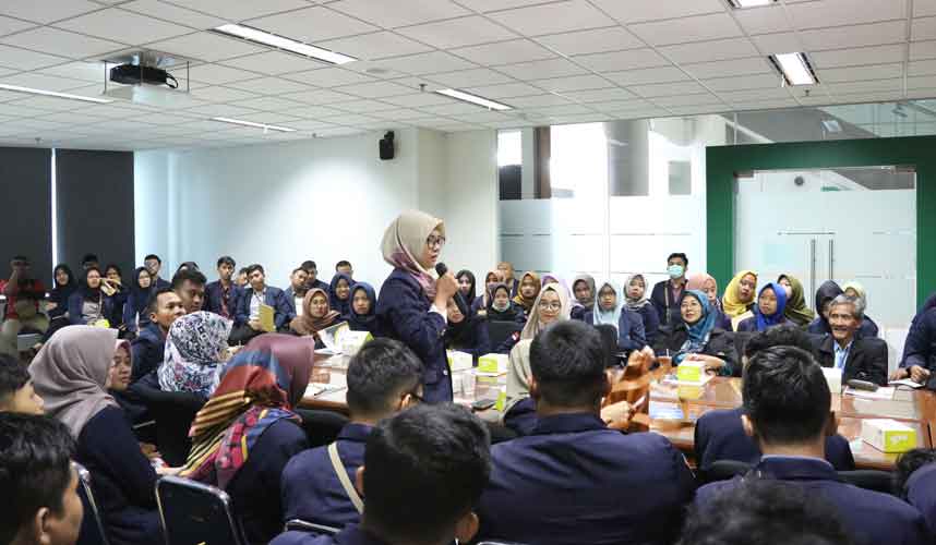 Ratusan Mahasiswa FH UMMGL Kunjungi KY
