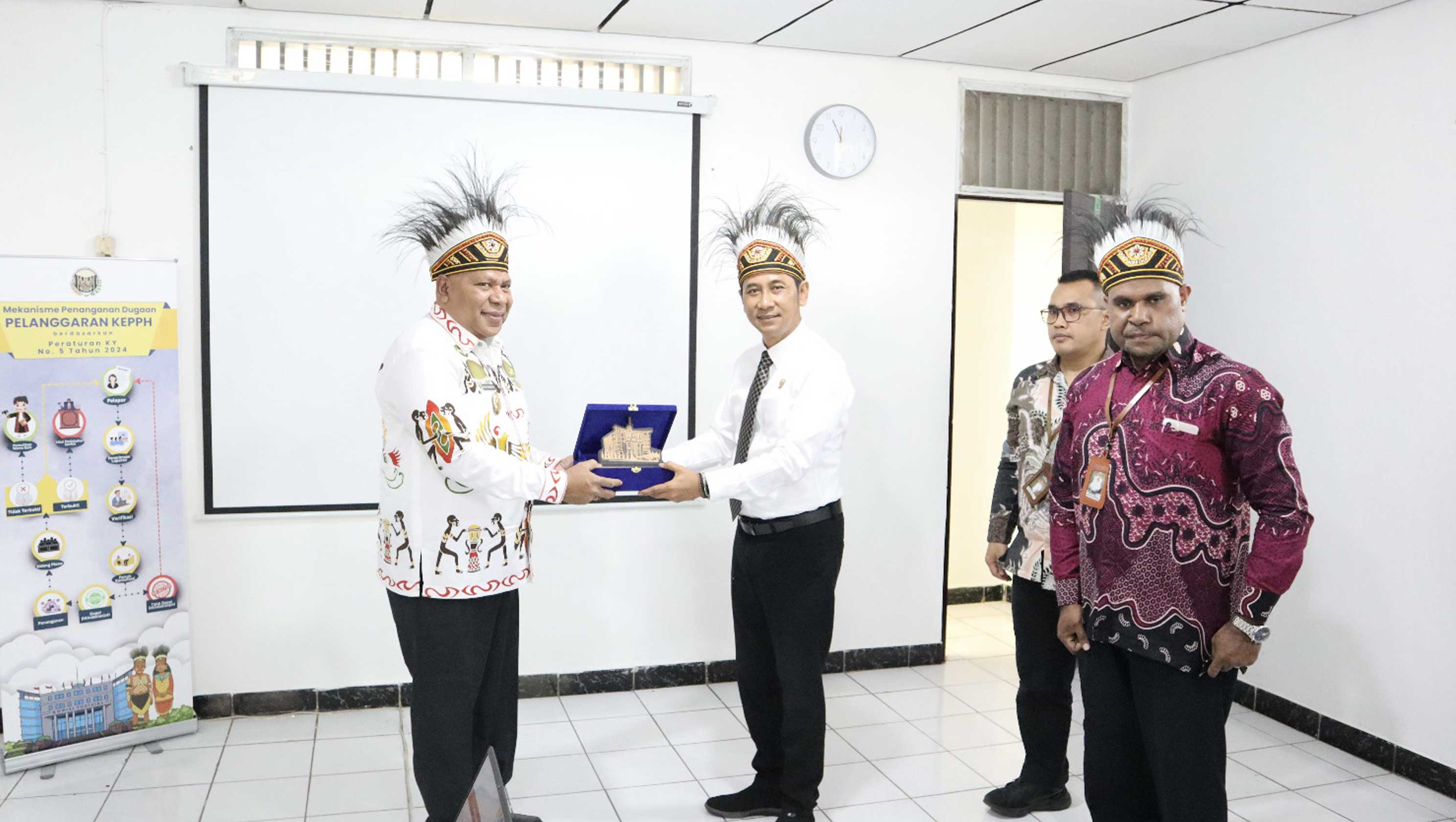 Wagub Papua Kunjungi Kantor Penghubung KY Papua