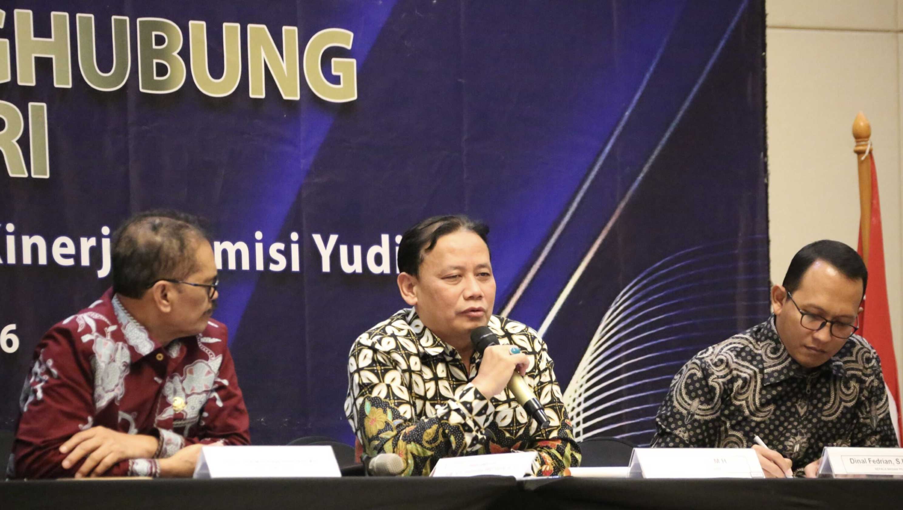 KY Diatur Konstitusi, Tetapi Wewenang Terbatas